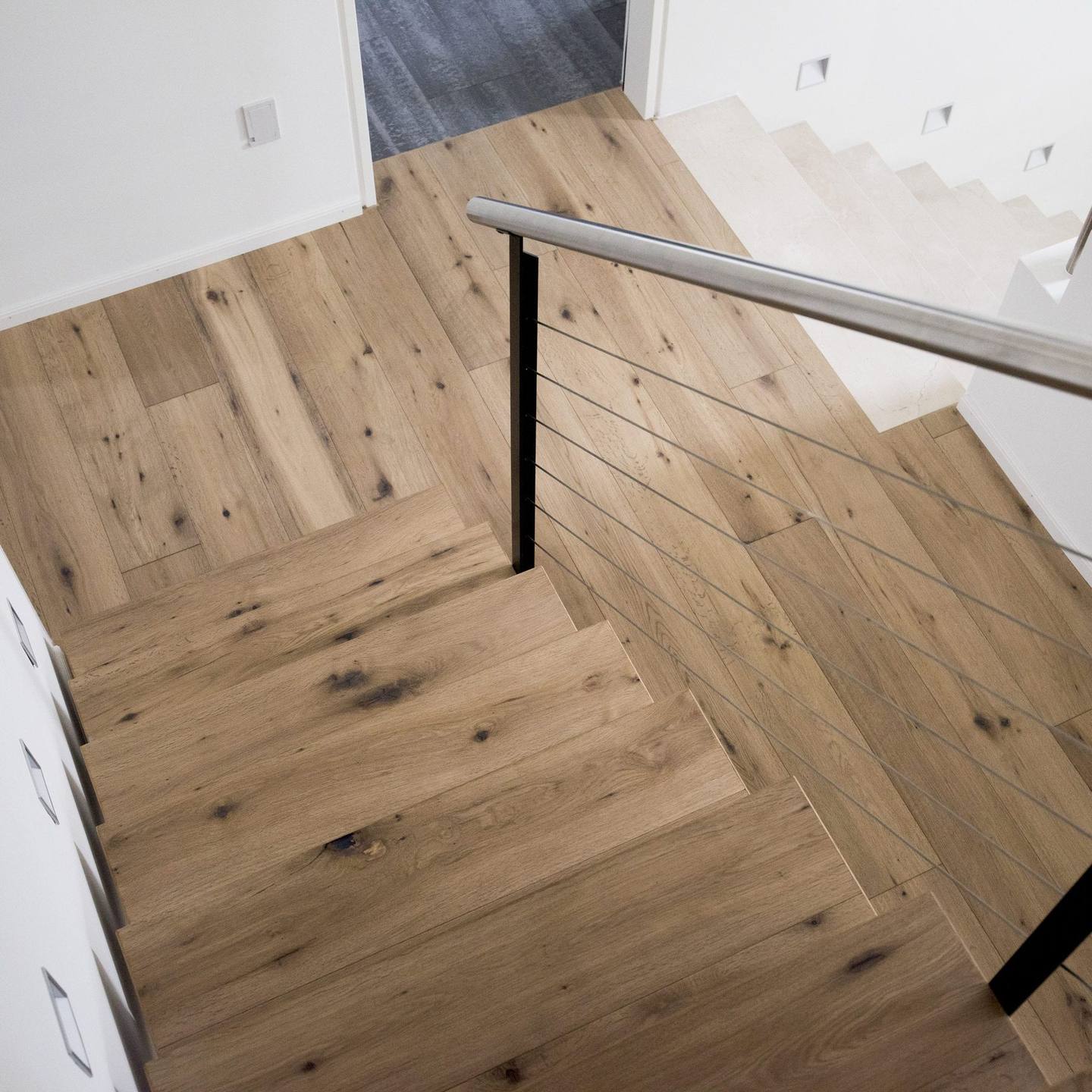 Handwerkliche Arbeit am Holzboden